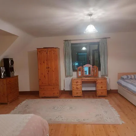 Nyaraló Sleeps 16 House With Pet Friendly Garden Keenagh