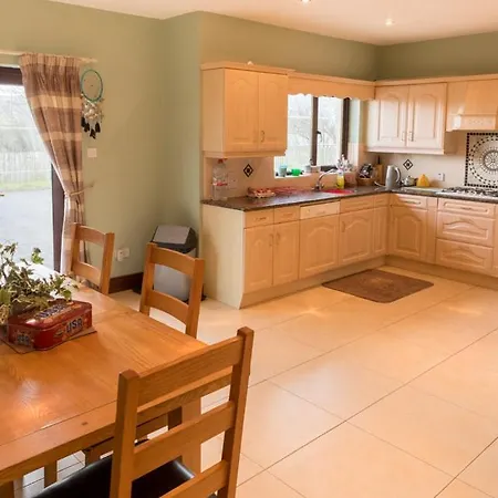 Sleeps 16 House With Pet Friendly Garden