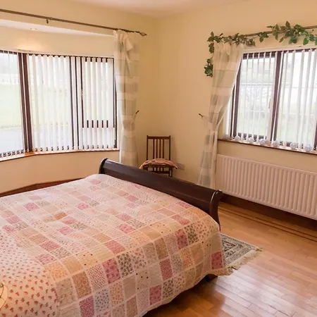 Sleeps 16 House With Pet Friendly Garden * Keenagh